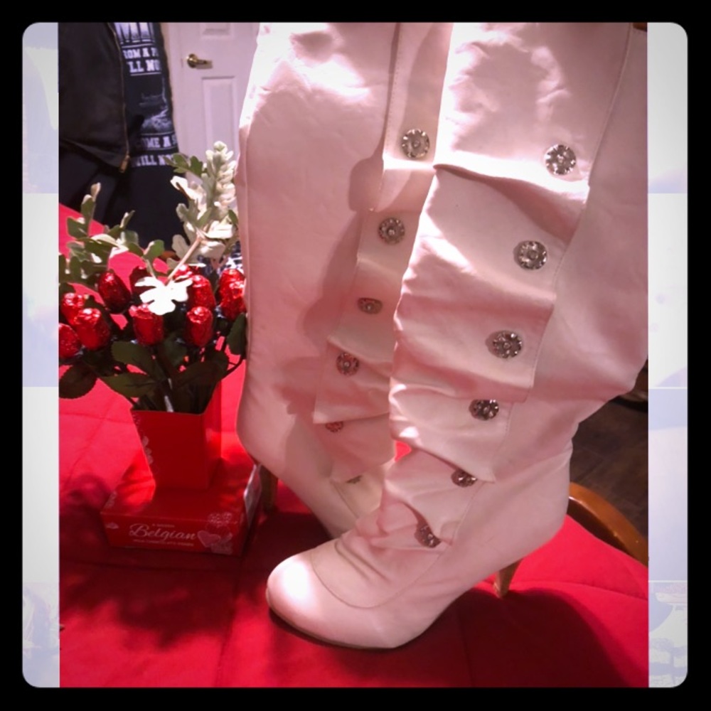 Women’s white boots below the knee  NWOT